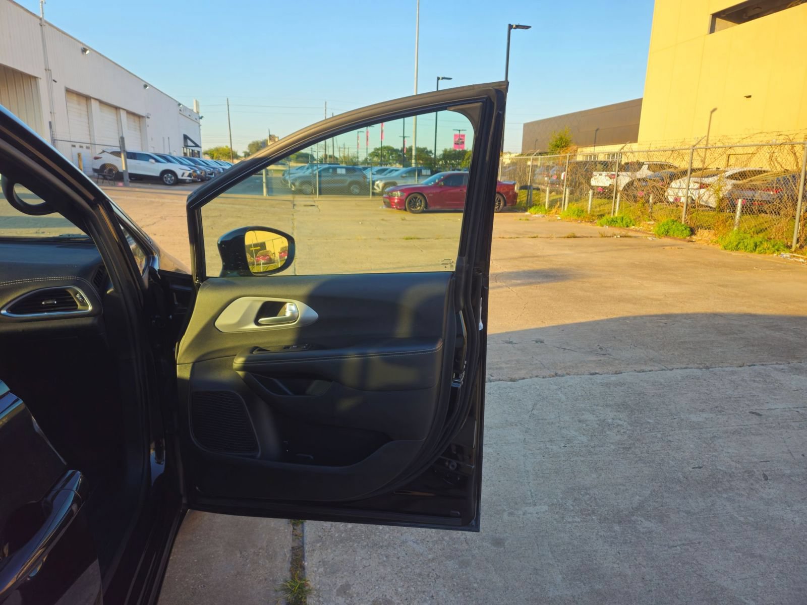 Used 2025 Chrysler Pacifica Limited FWD image 22