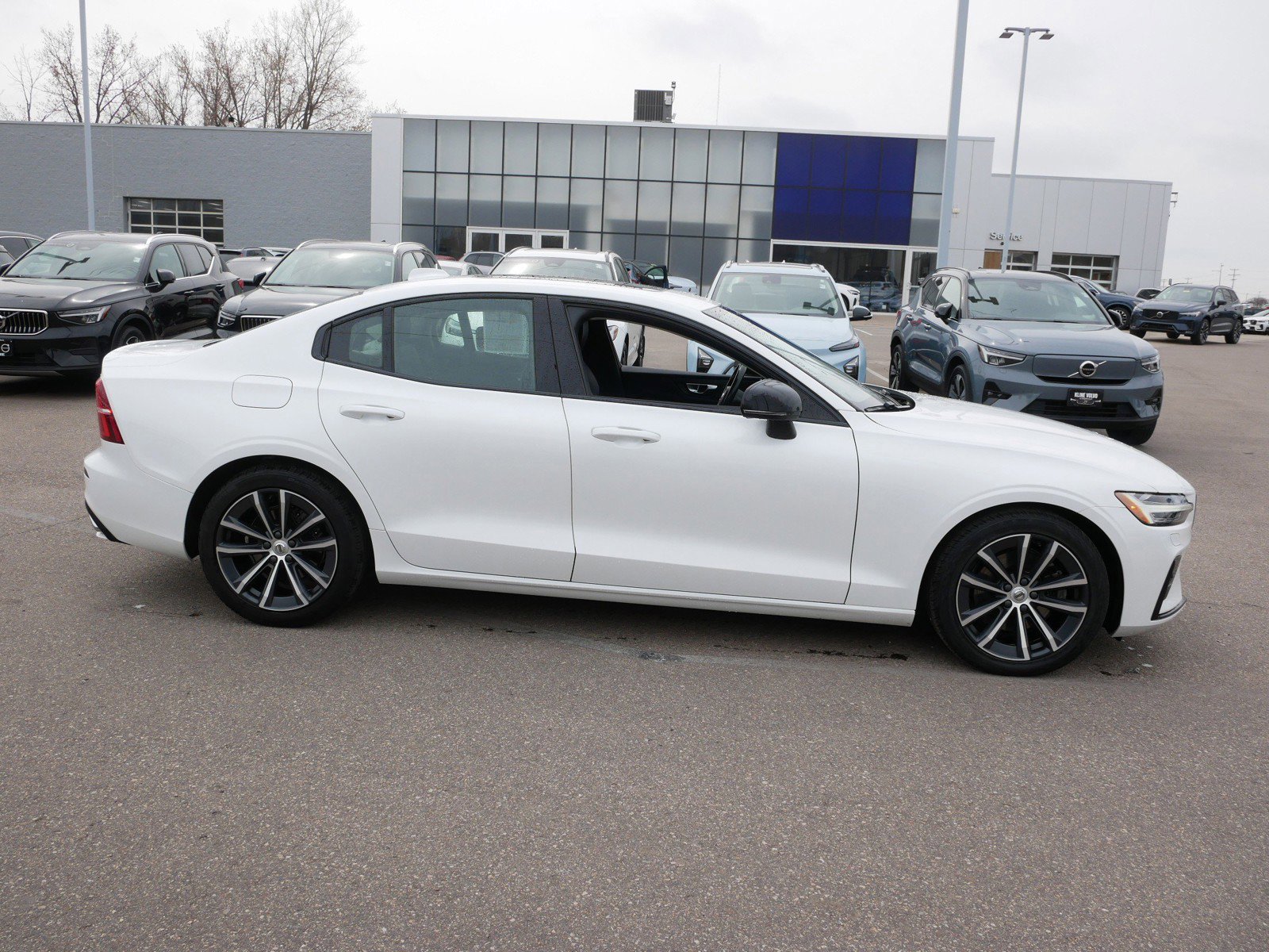 Used 2022 Volvo S60 B5 Momentum w/ Premium Package AWD/4WD image 8