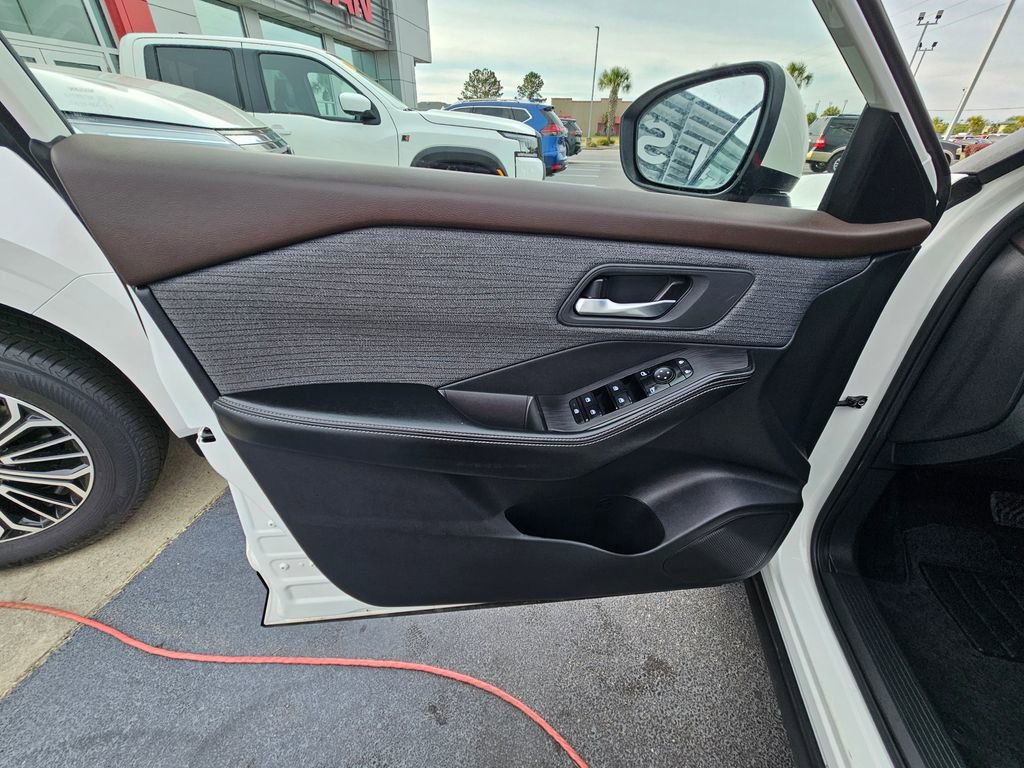 Used 2023 Nissan Rogue SV image 13