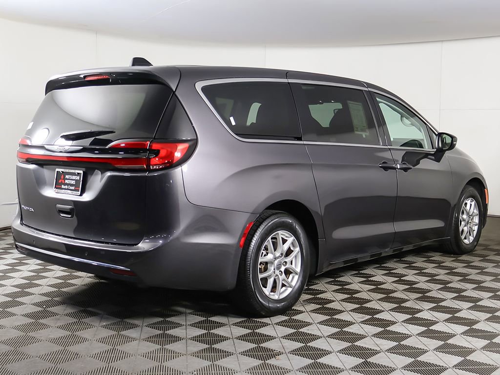 Used 2023 Chrysler Pacifica Touring-L FWD image 12