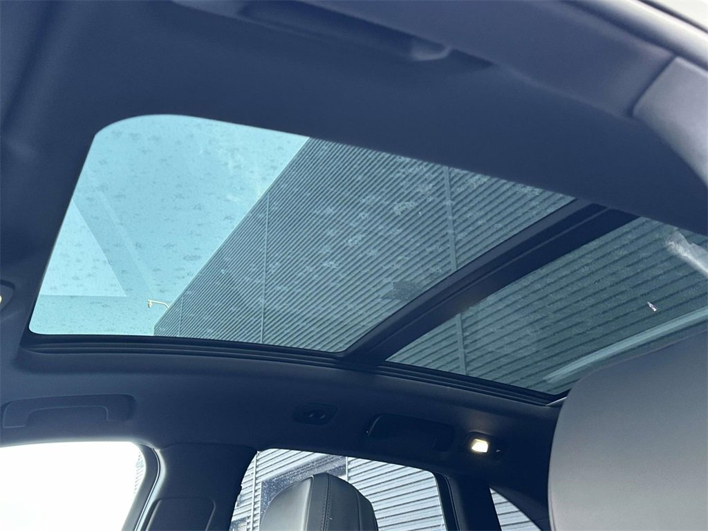 Certified 2025 Porsche Macan image 18