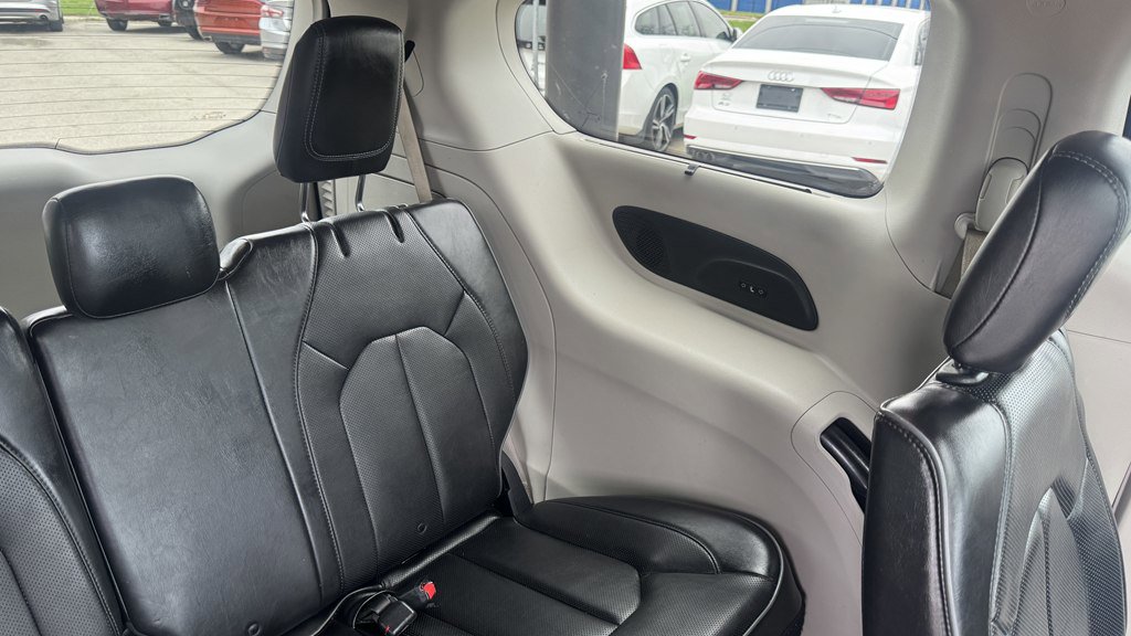 Used 2019 Chrysler Pacifica Limited w/ Tire & Wheel Group FWD image 27
