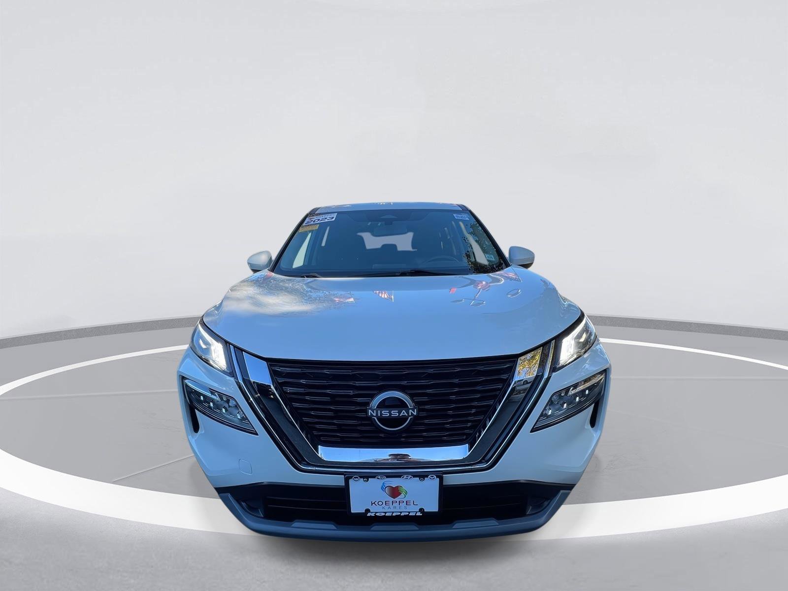 Used 2023 Nissan Rogue SV image 2