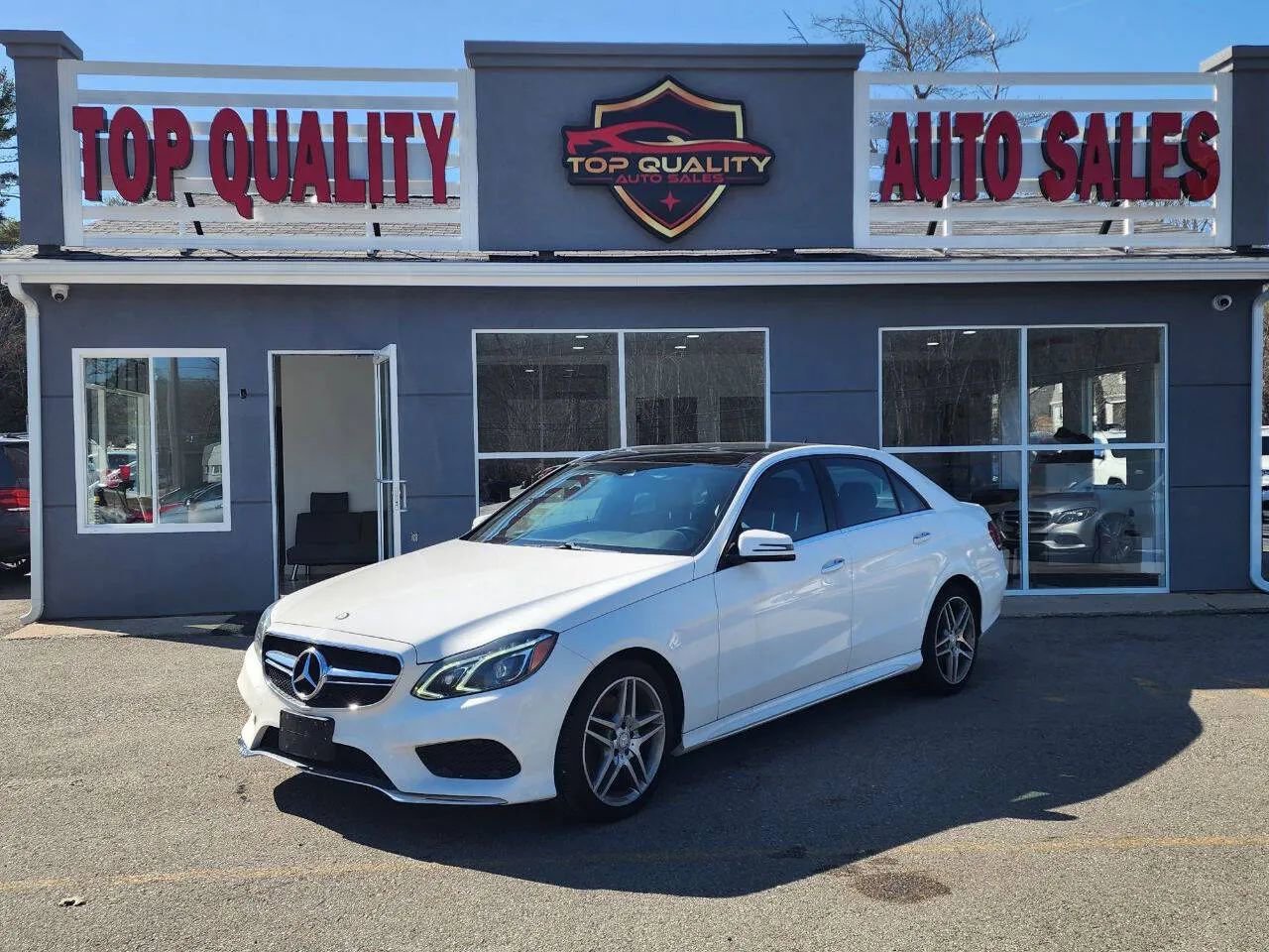 Used 2015 Mercedes-Benz E 400 4MATIC Sedan image 1