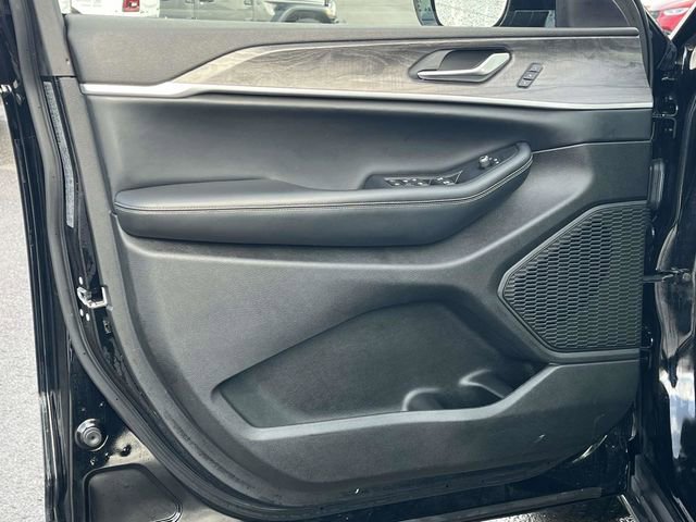 Used 2023 Jeep Grand Cherokee Limited image 14