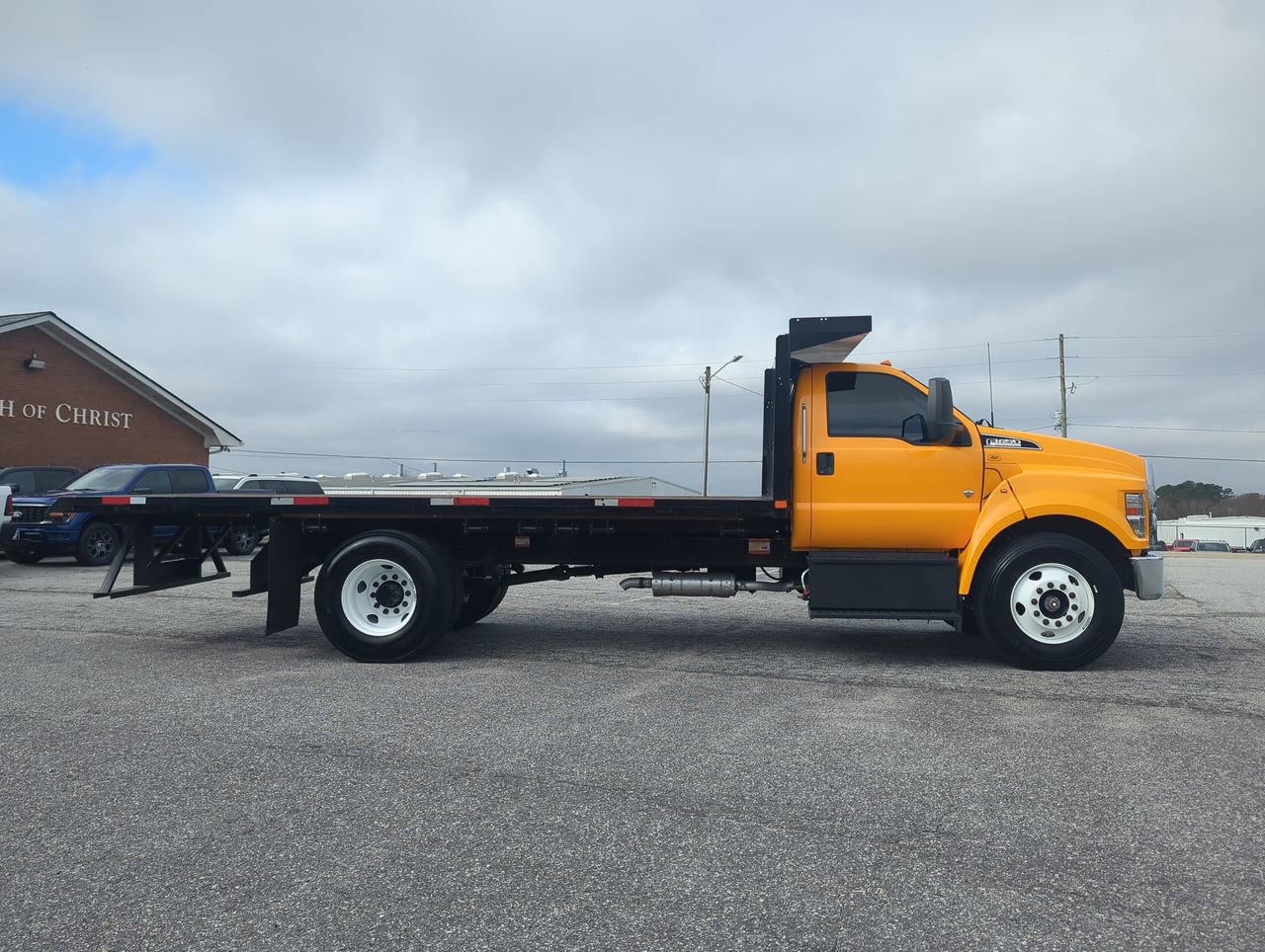 Used 2023 Ford F650 2WD Regular Cab Super Duty image 2