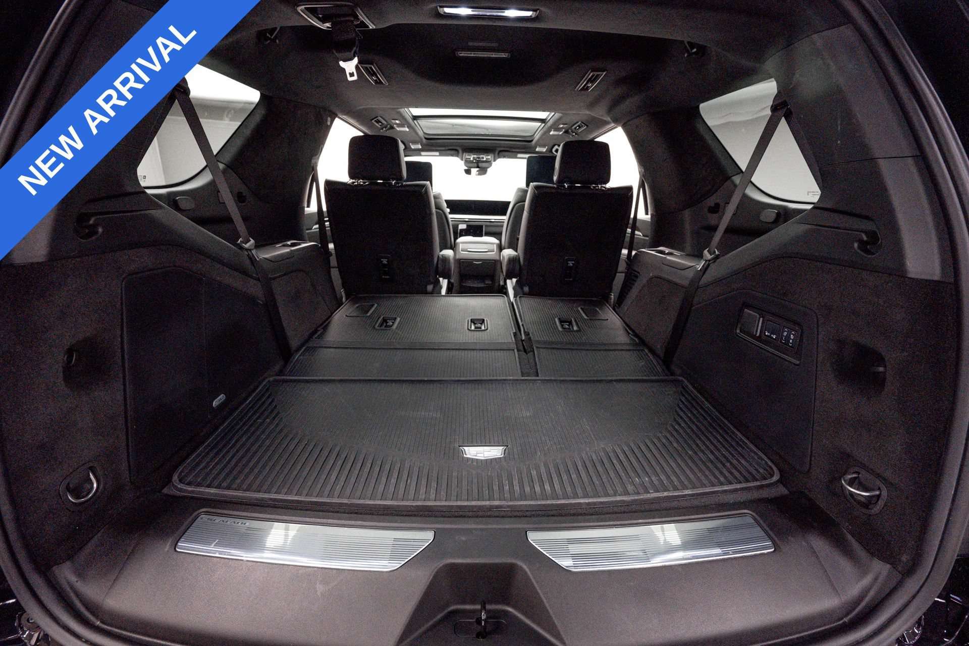 Used 2025 Cadillac Escalade Sport Platinum w/ LPO, Floor Liner Package AWD/4WD image 40