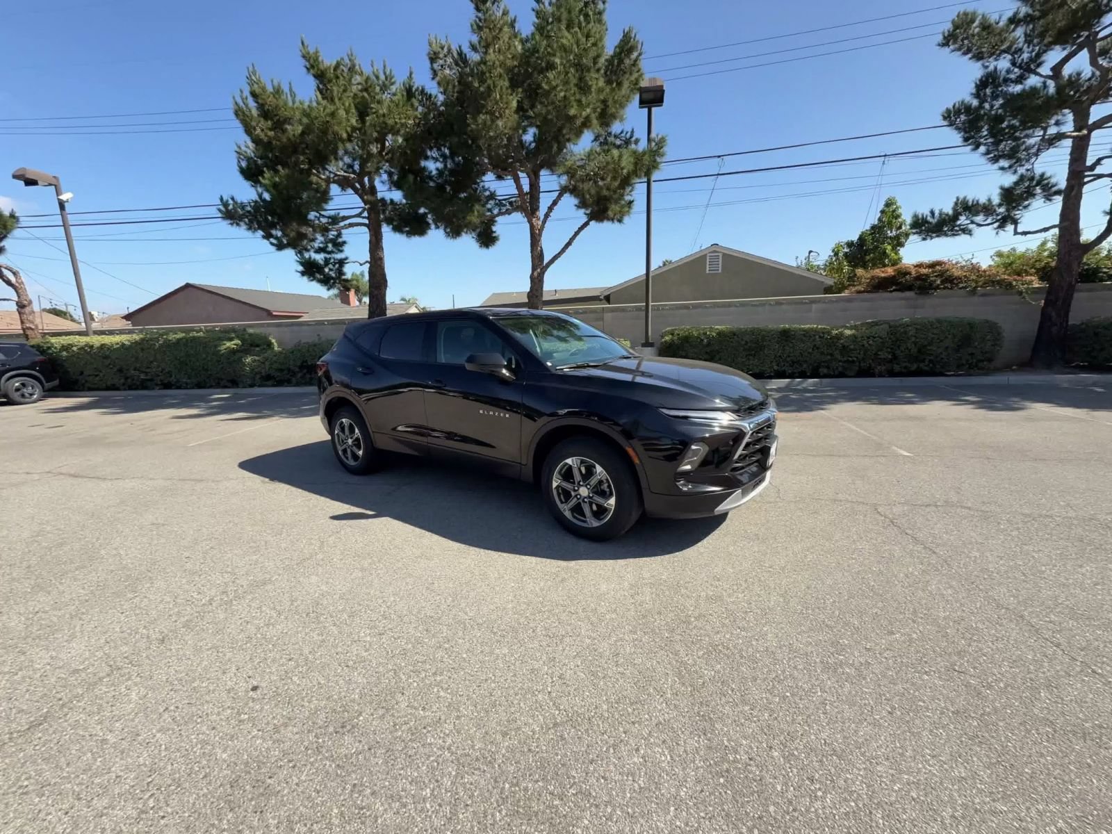 Used 2025 Chevrolet Blazer LT FWD image 2