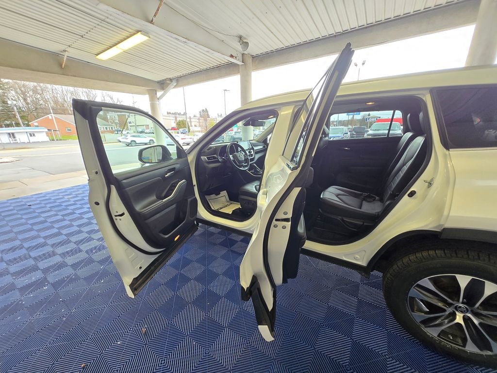 Used 2022 Toyota Highlander XLE image 24