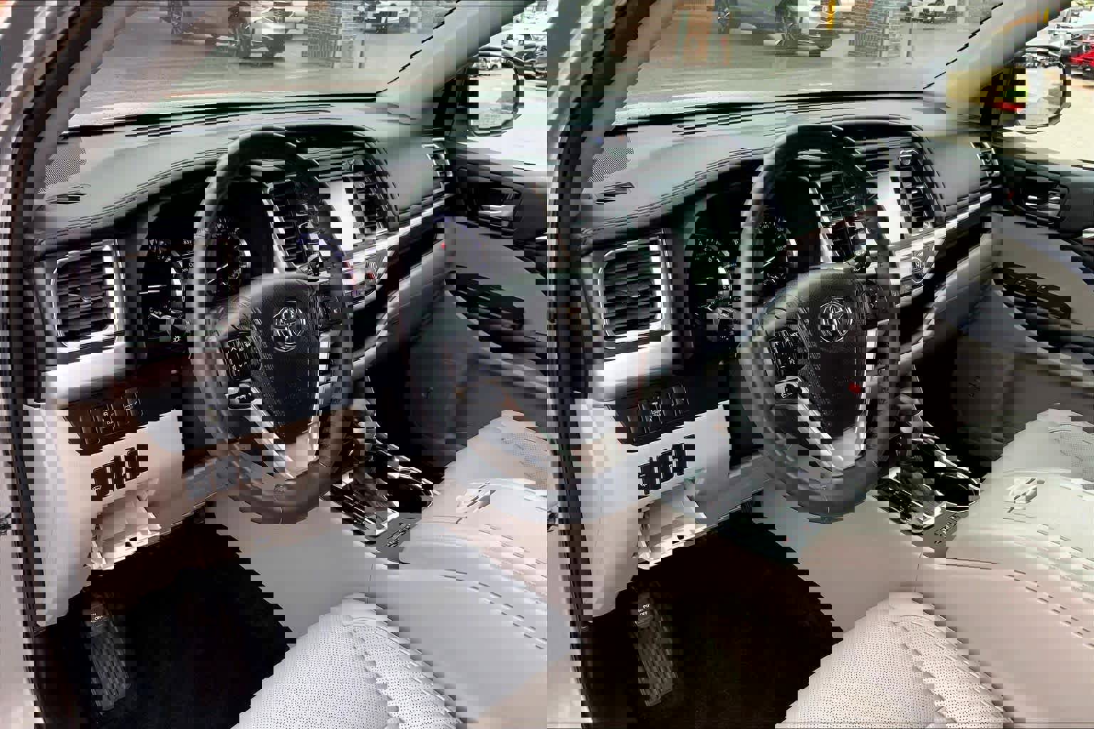 Used 2014 Toyota Highlander Limited AWD/4WD image 17