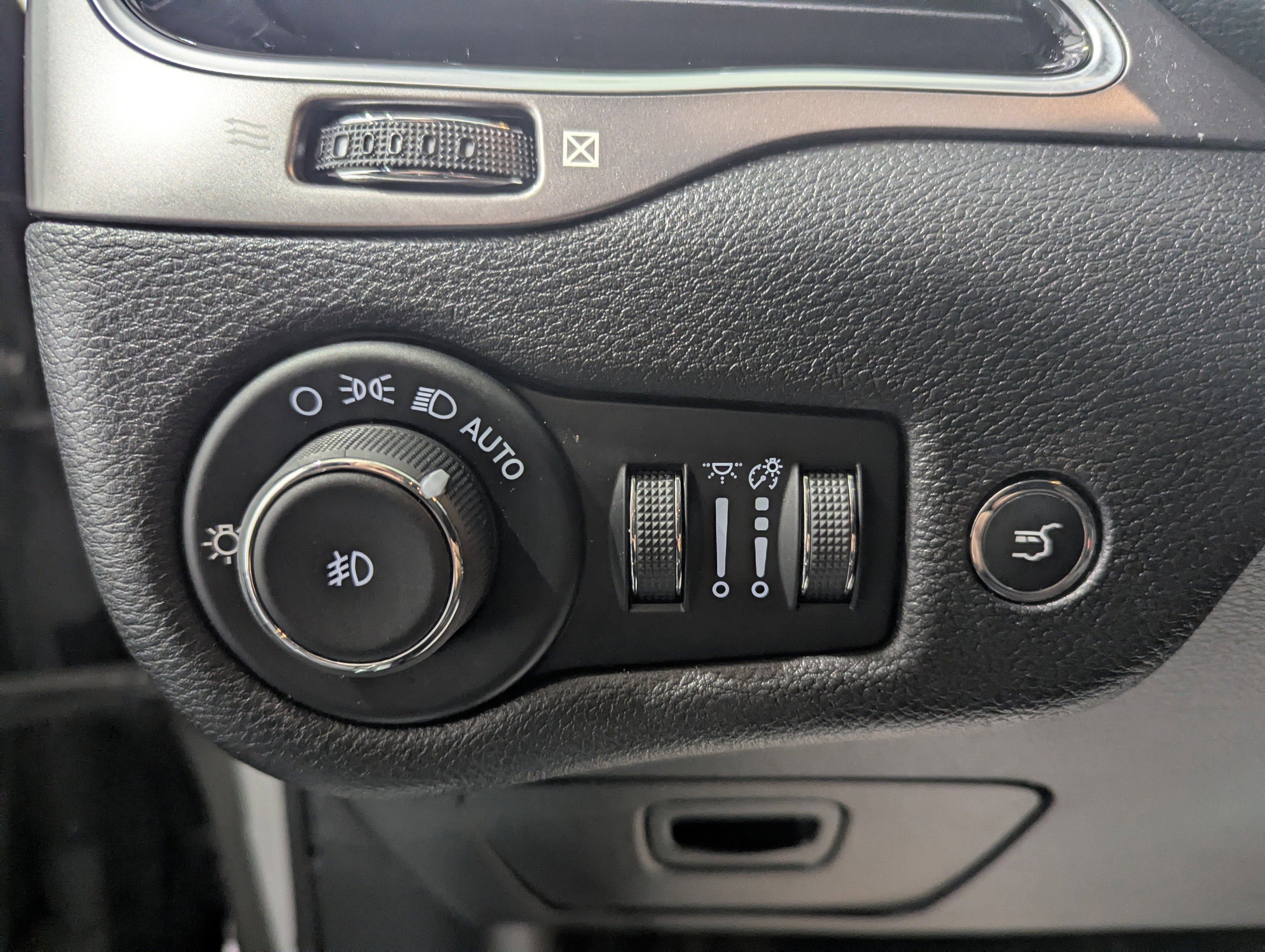 Used 2019 Jeep Cherokee Limited image 17