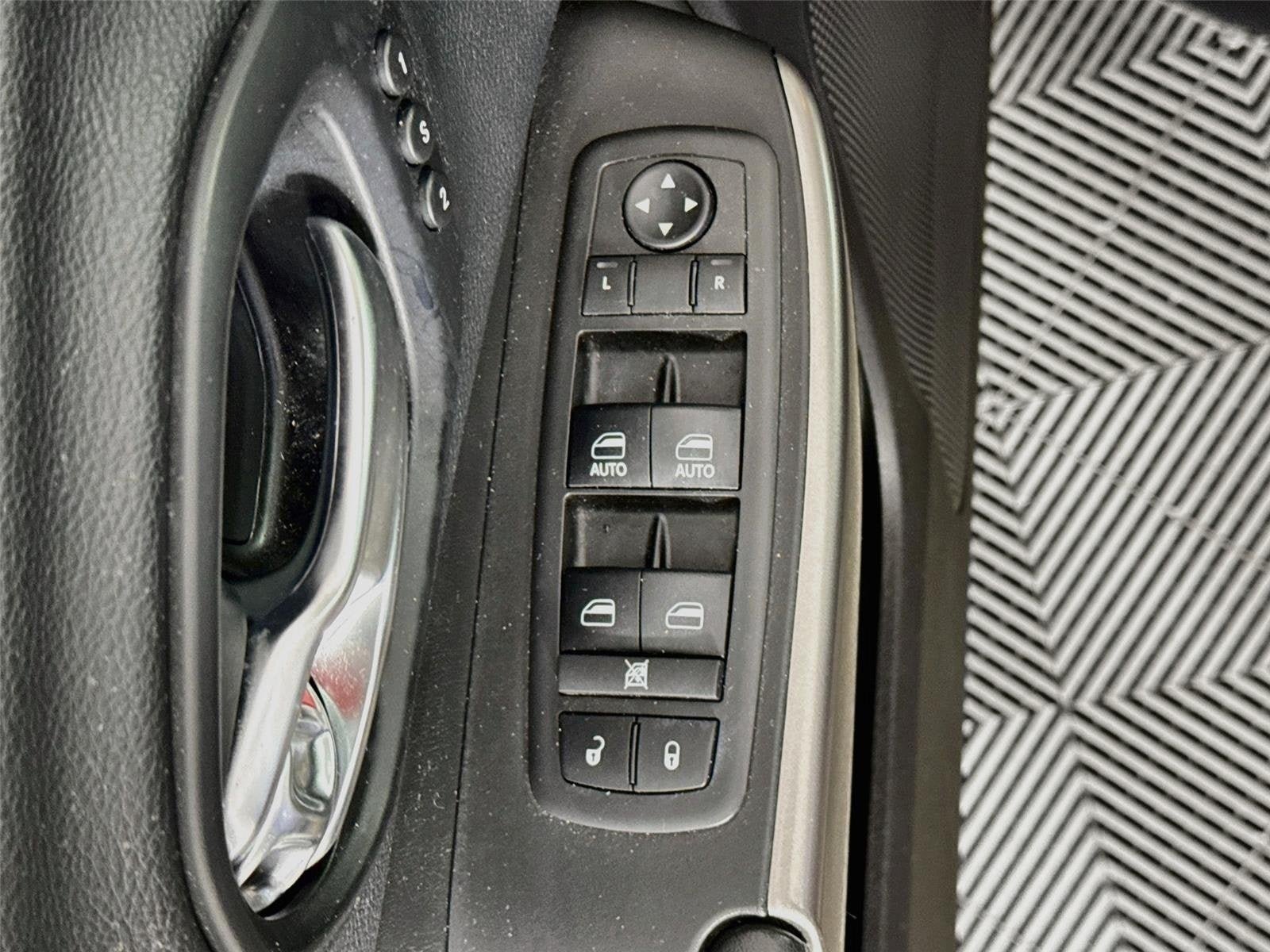 Used 2019 Jeep Cherokee Limited w/ Technology Group FWD image 20