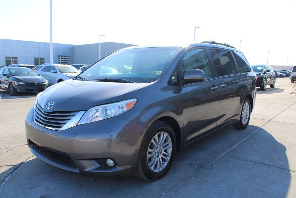 Used 2015 Toyota Sienna XLE image 3