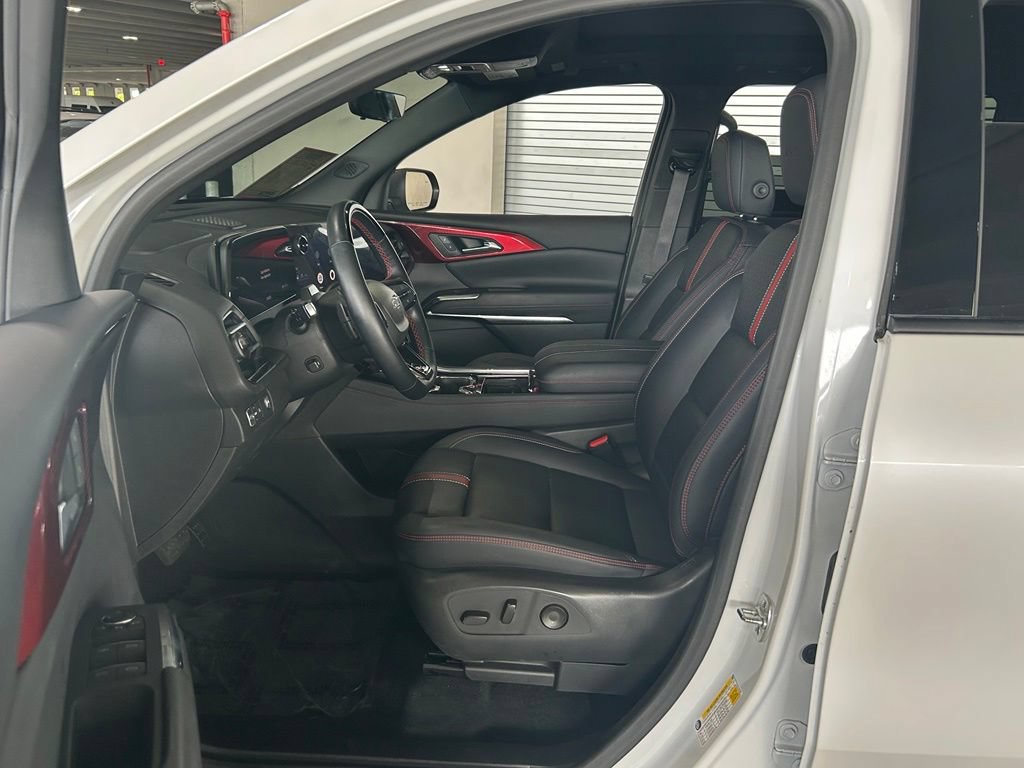 Used 2024 Chevrolet Traverse RS FWD image 16