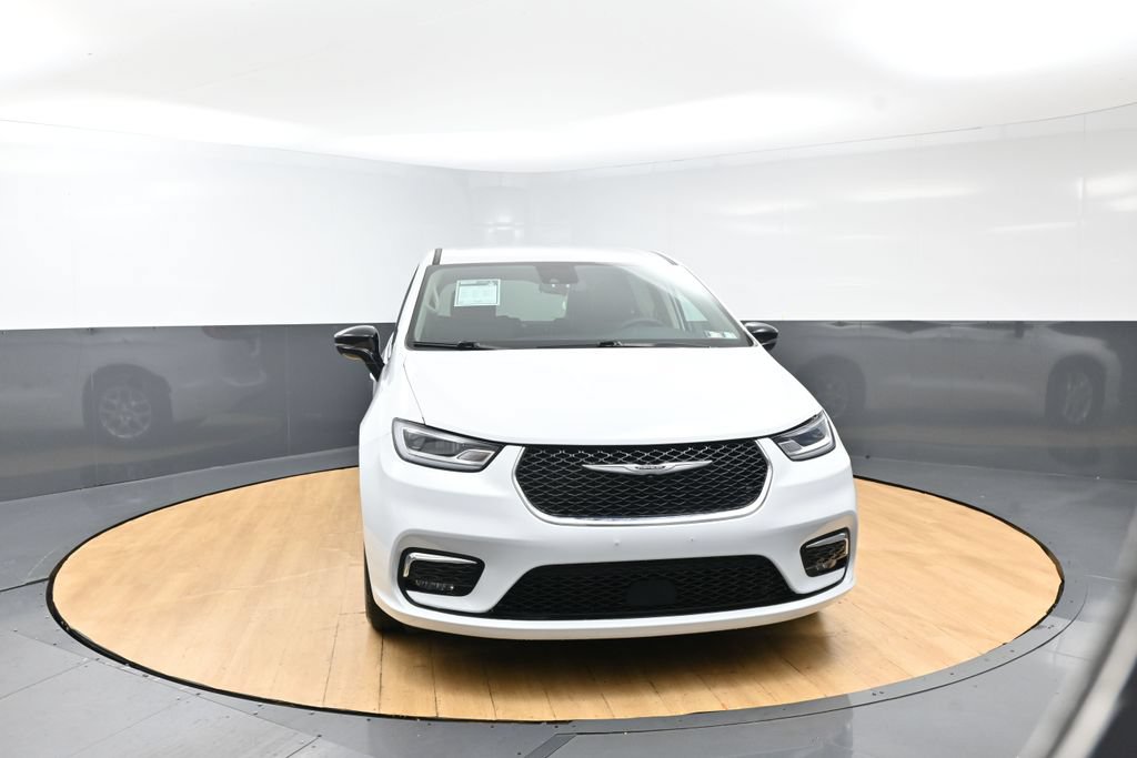 Used 2024 Chrysler Pacifica Touring-L FWD image 3