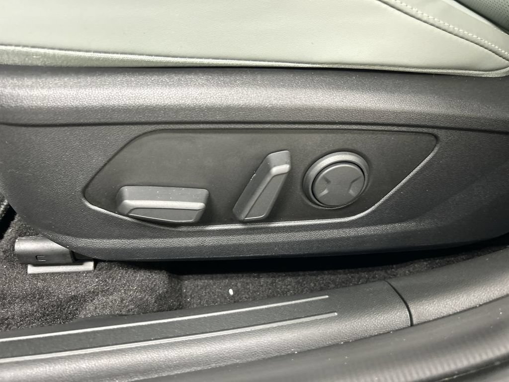 Used 2025 Hyundai Elantra Limited FWD image 10