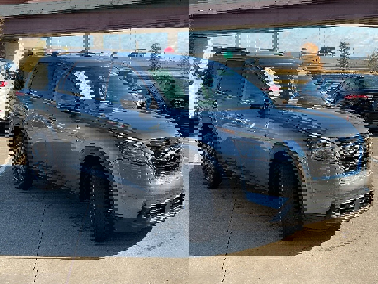 Used 2024 Nissan Pathfinder SV image 4