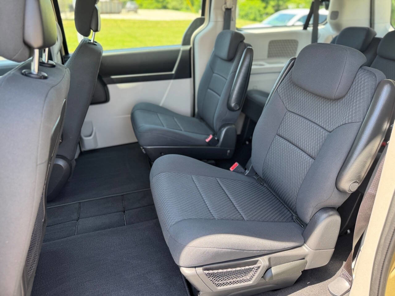 Used 2010 Dodge Grand Caravan SE image 11