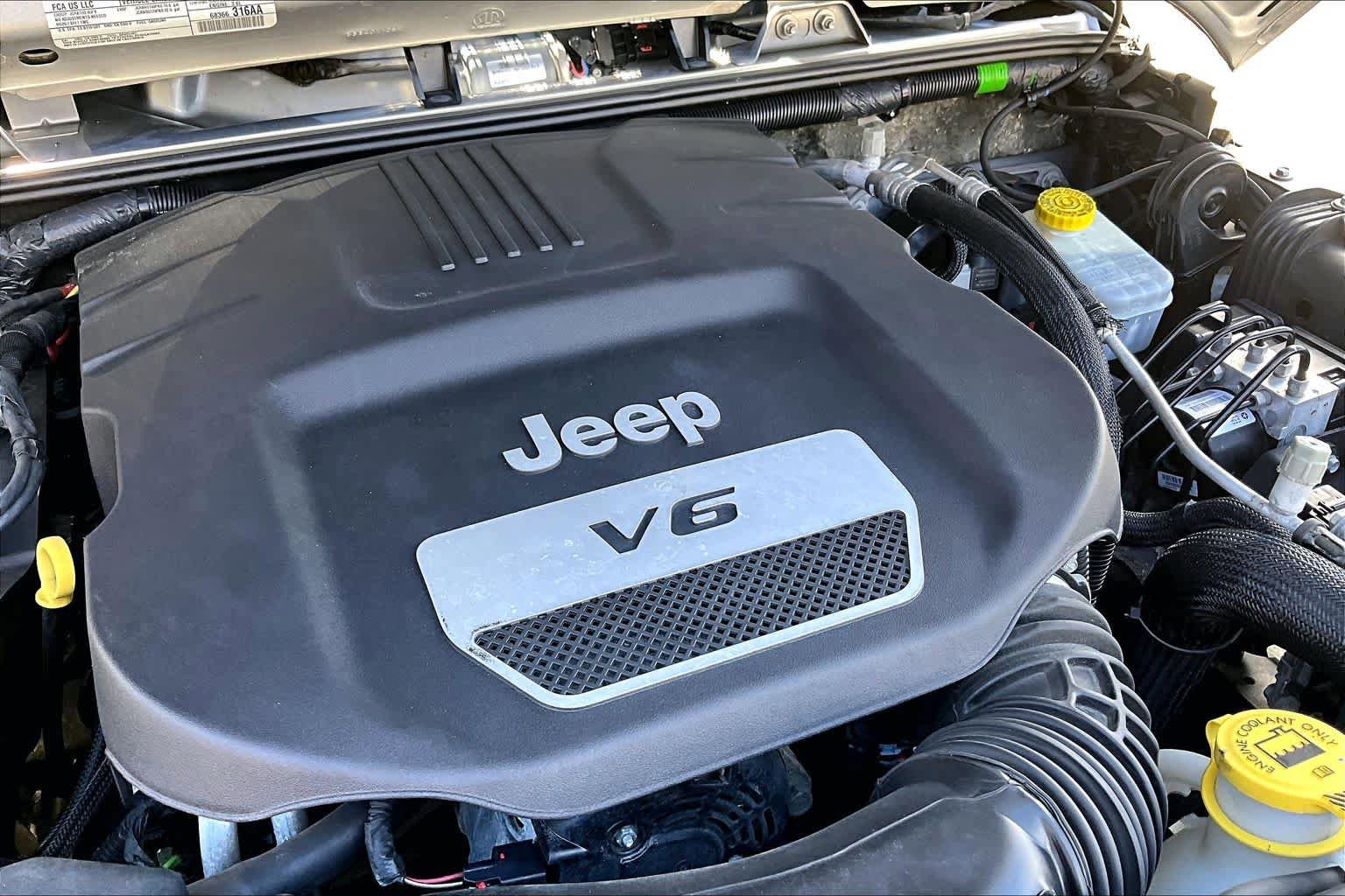 Used 2018 Jeep Wrangler Unlimited Sahara w/ Connectivity Group AWD/4WD image 30