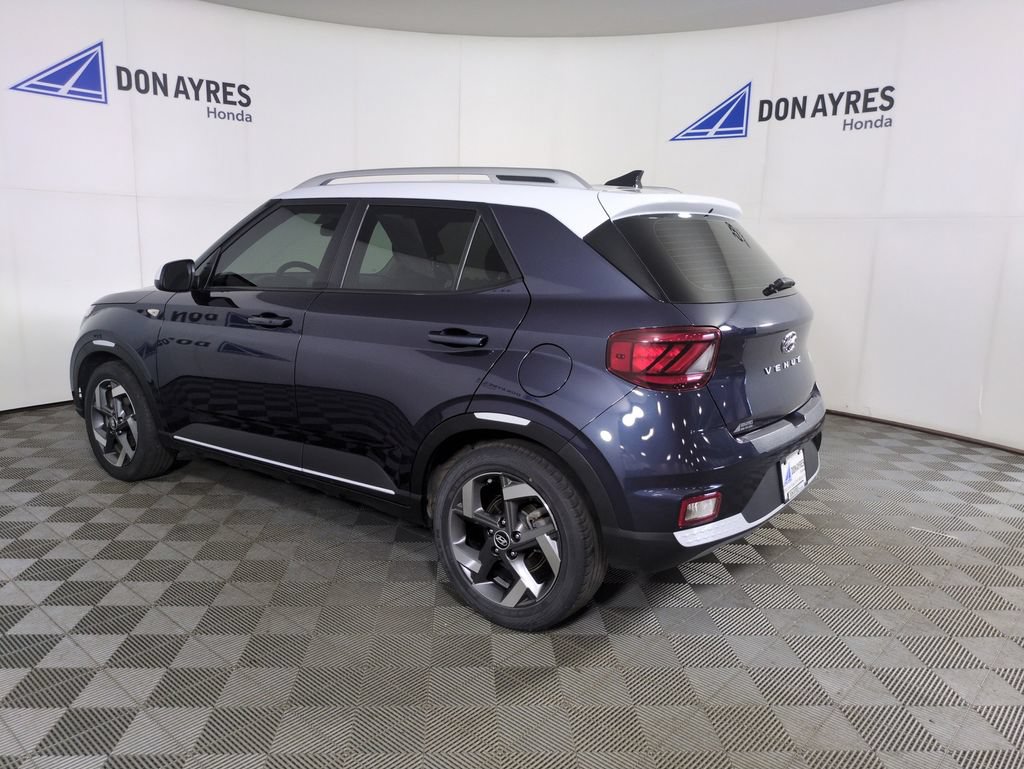 Used 2021 Hyundai Venue FWD image 3