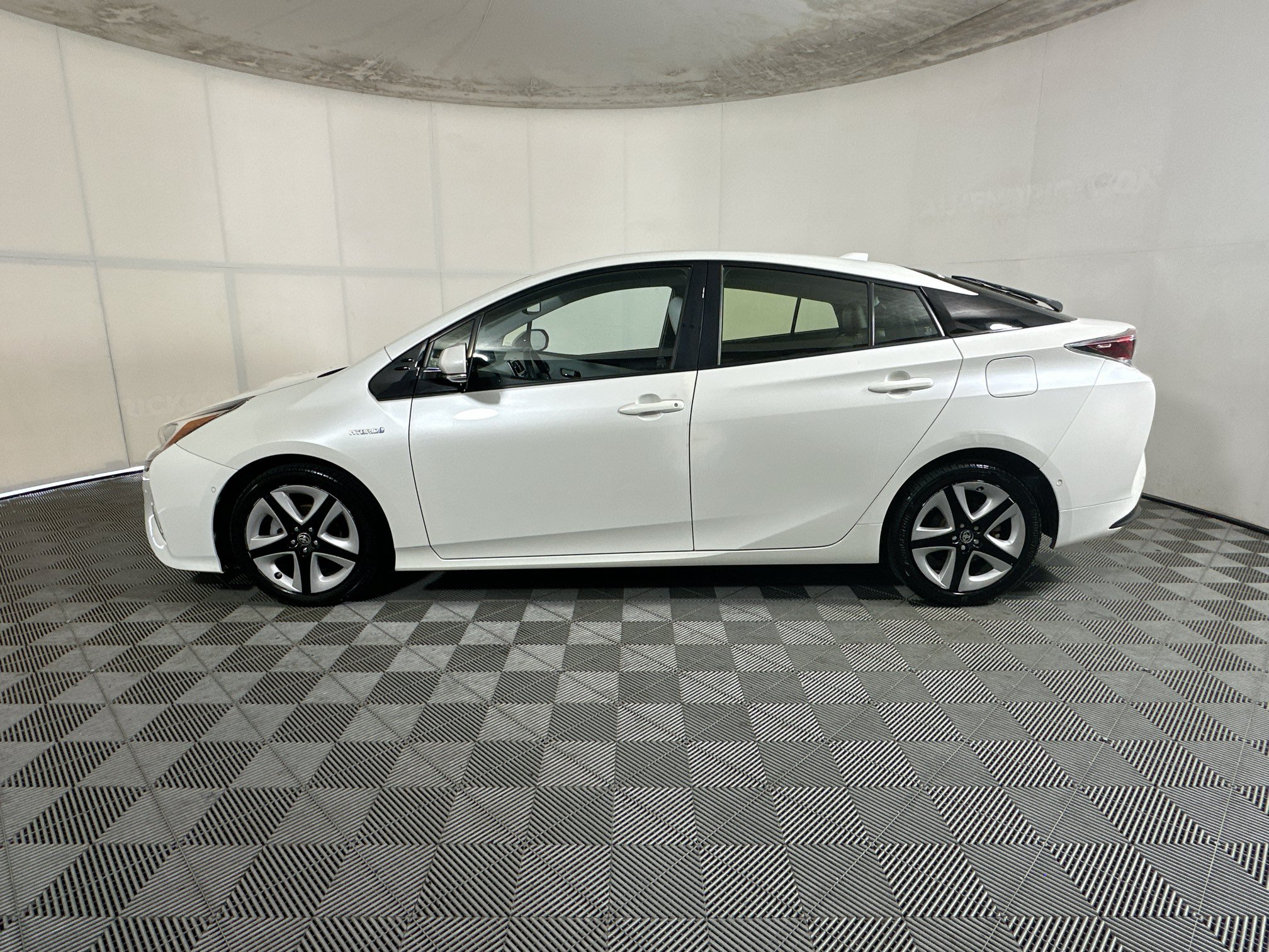 Used 2017 Toyota Prius Four Touring w/ Premium Convenience Package FWD image 6