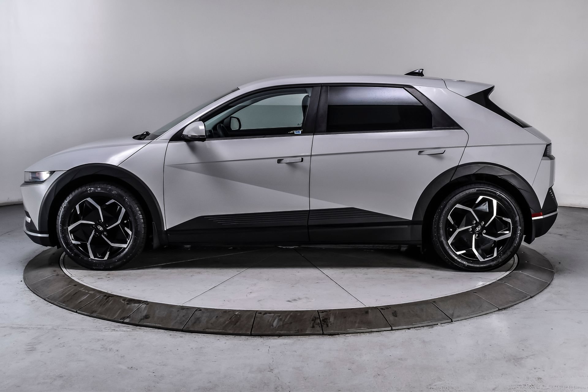 Used 2023 Hyundai Ioniq 5 SEL AWD/4WD image 3