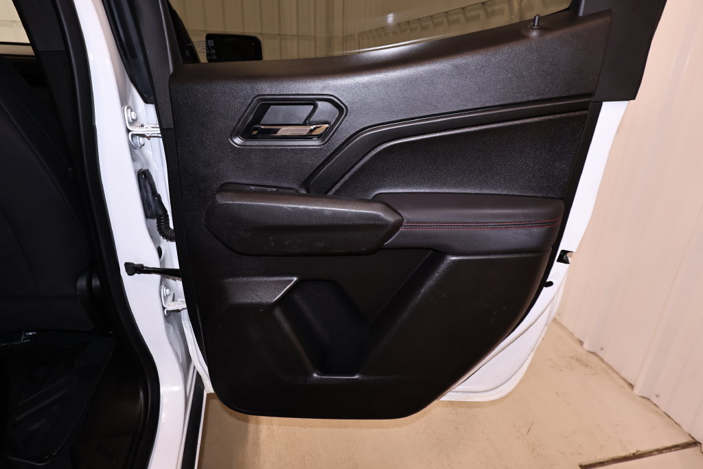 Used 2024 Chevrolet Colorado Z71 w/ Z71 Convenience Package 2 AWD/4WD image 17