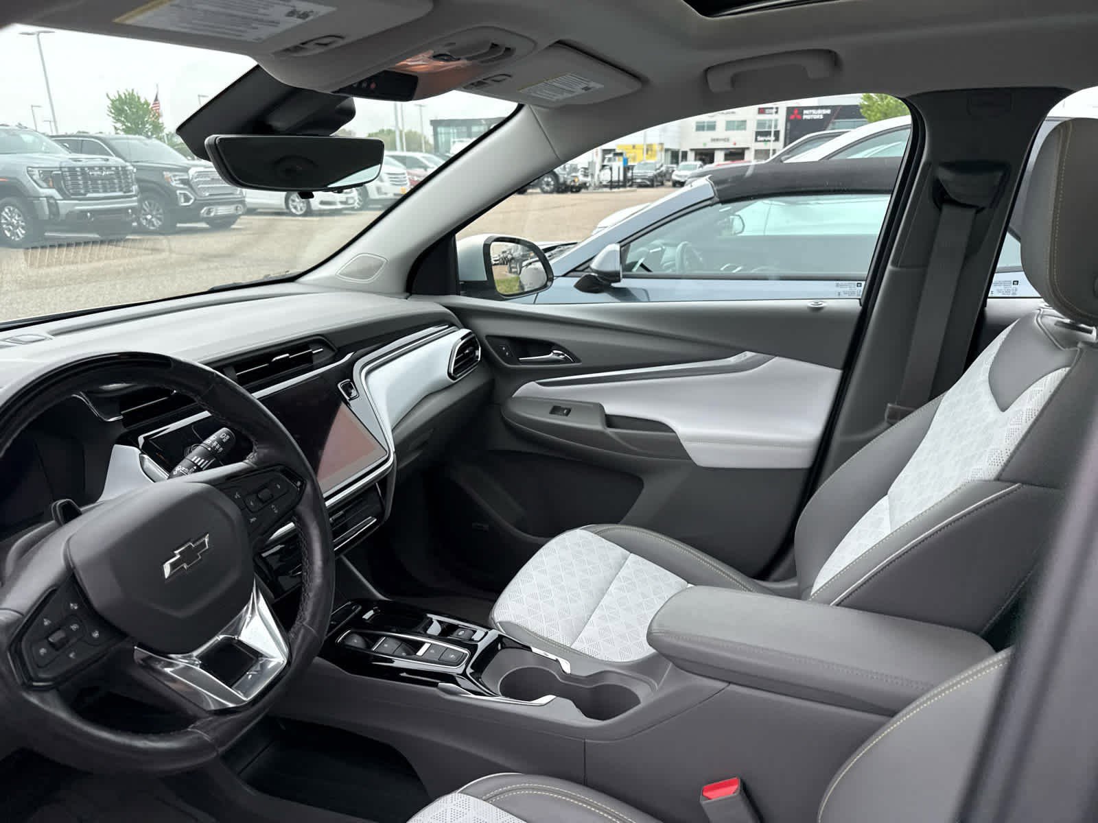 Used 2023 Chevrolet Bolt EUV Premier w/ Sun & Sound Package FWD image 4