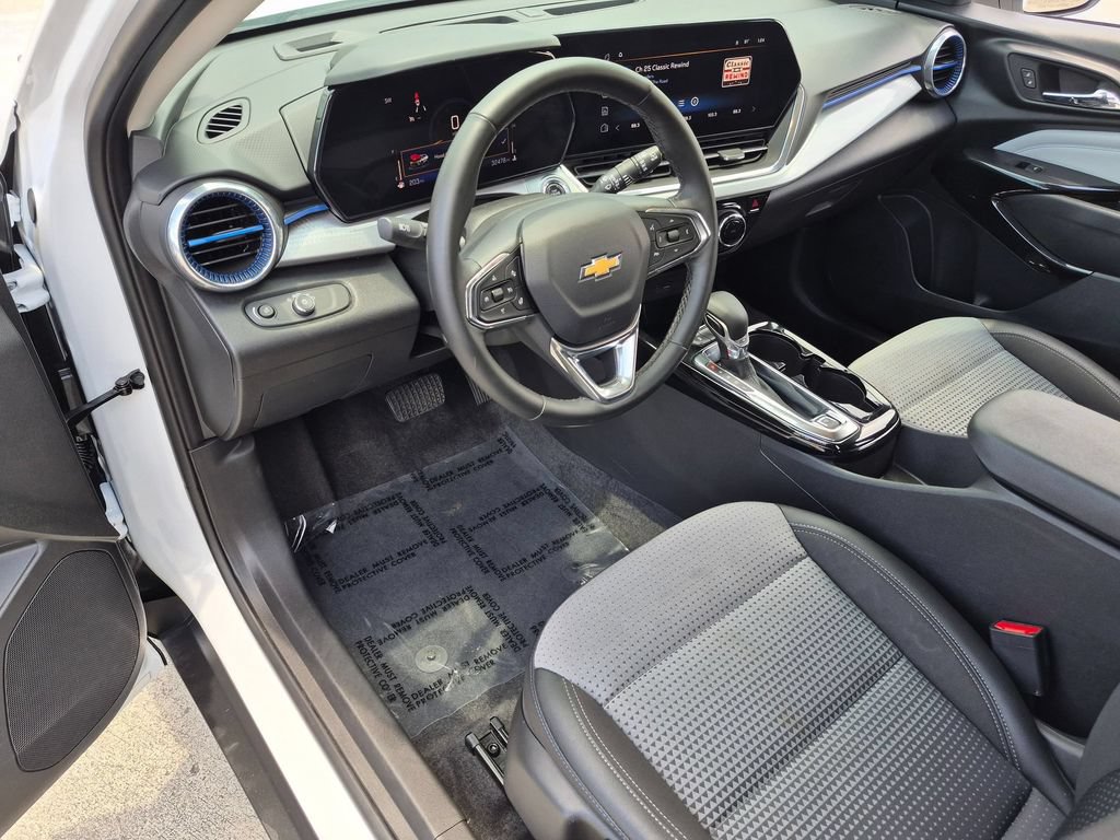 Used 2025 Chevrolet Trax LT w/ LT Convenience Package FWD image 11