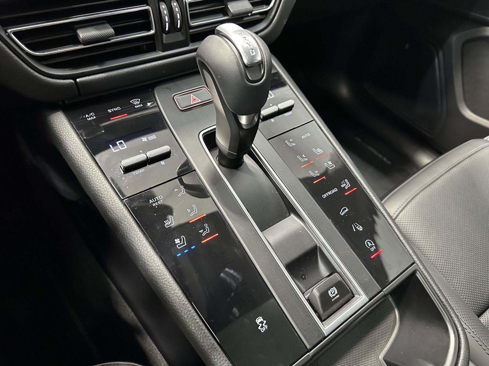 Certified 2026 Porsche Macan AWD/4WD image 31