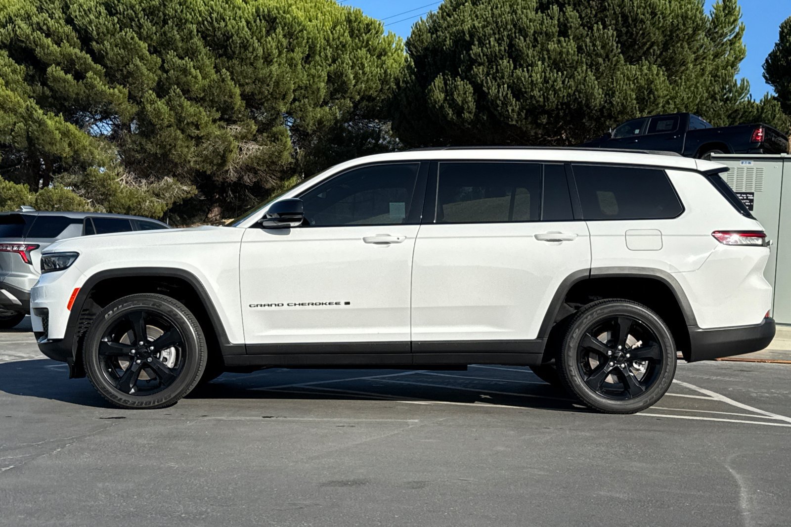 Used 2023 Jeep Grand Cherokee L Laredo AWD/4WD image 8