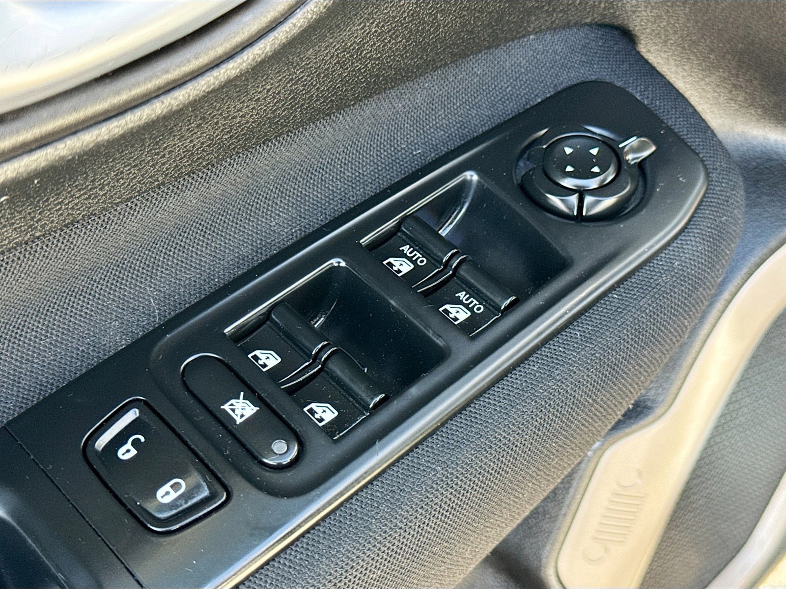 Used 2015 Jeep Renegade Latitude image 8