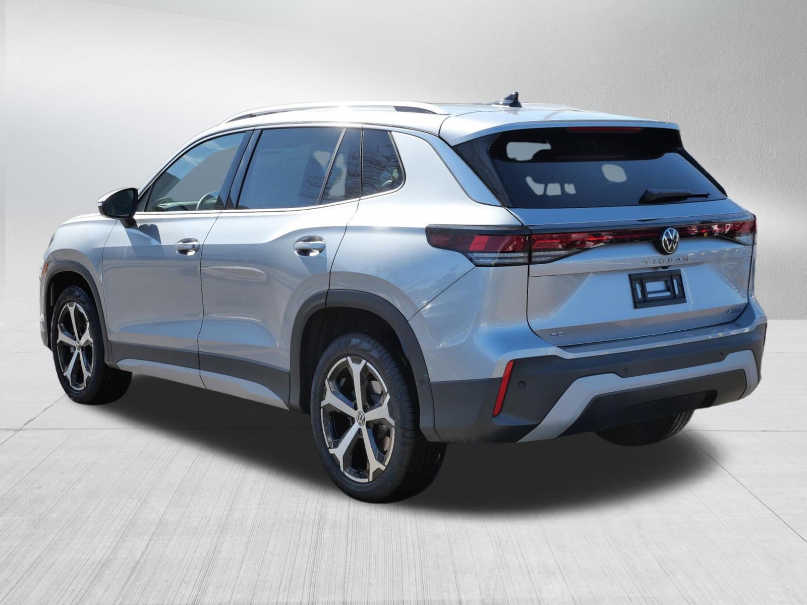 Certified 2025 Volkswagen Tiguan SE image 5