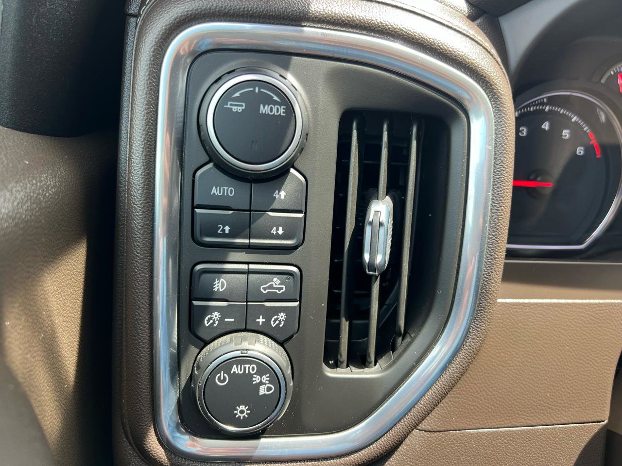 Used 2022 Chevrolet Silverado 1500 LT Trail Boss w/ Convenience Package II AWD/4WD image 28