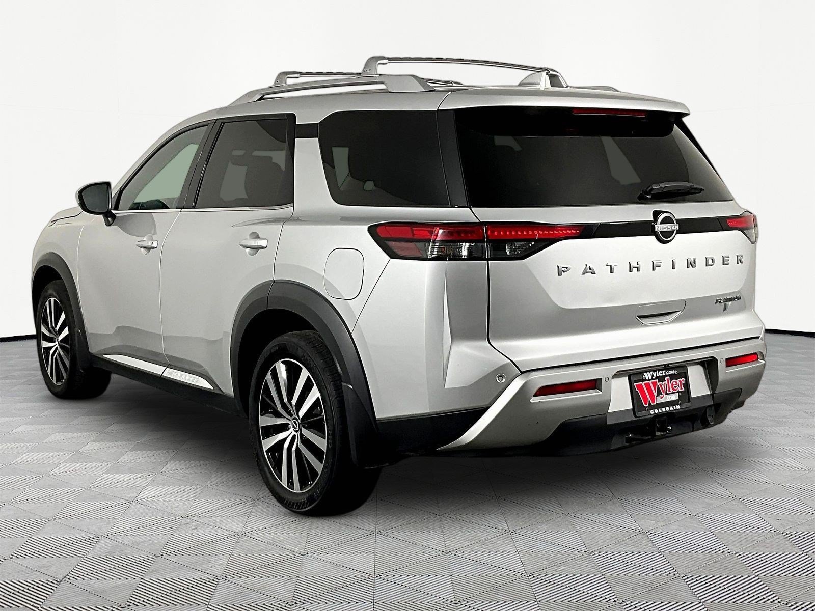 Certified 2023 Nissan Pathfinder Platinum FWD image 4