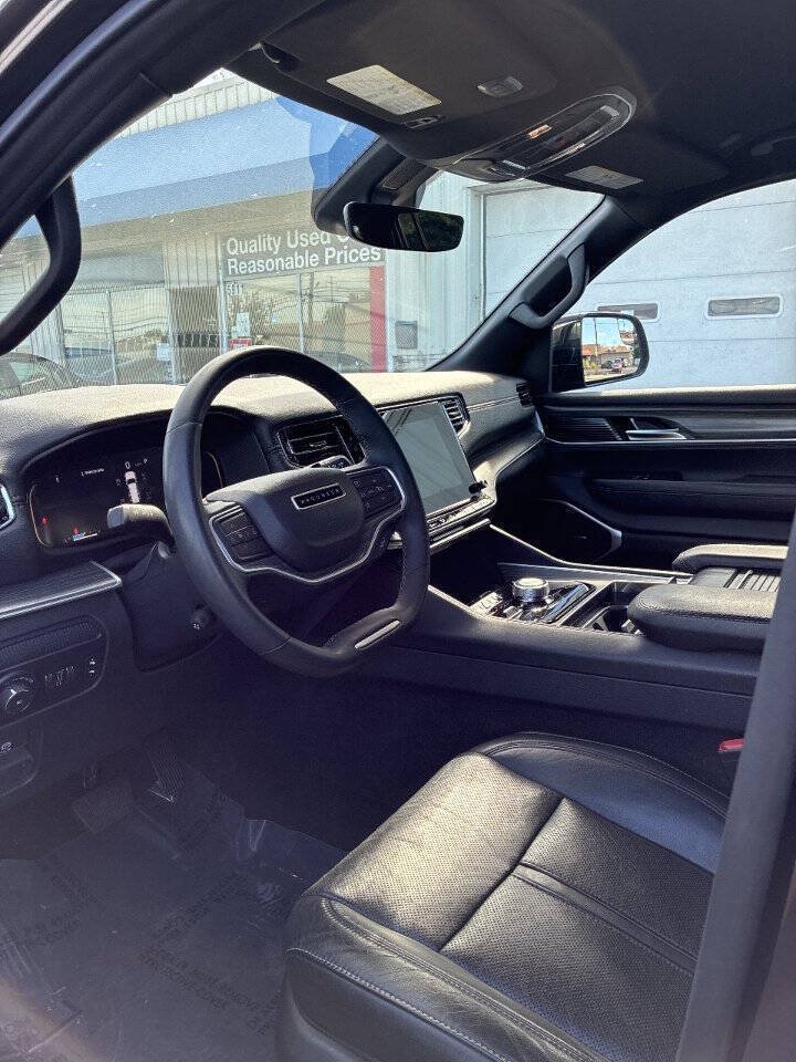 Used 2023 Jeep Wagoneer L Series II AWD/4WD image 10