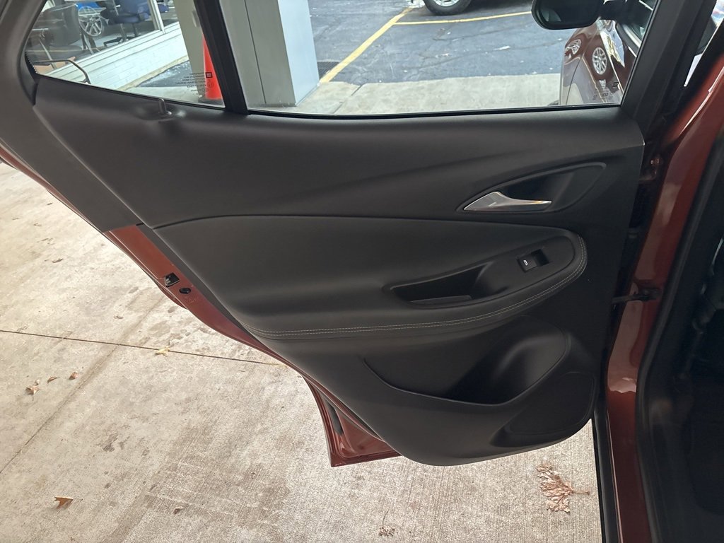 Used 2020 Buick Encore GX Essence image 18