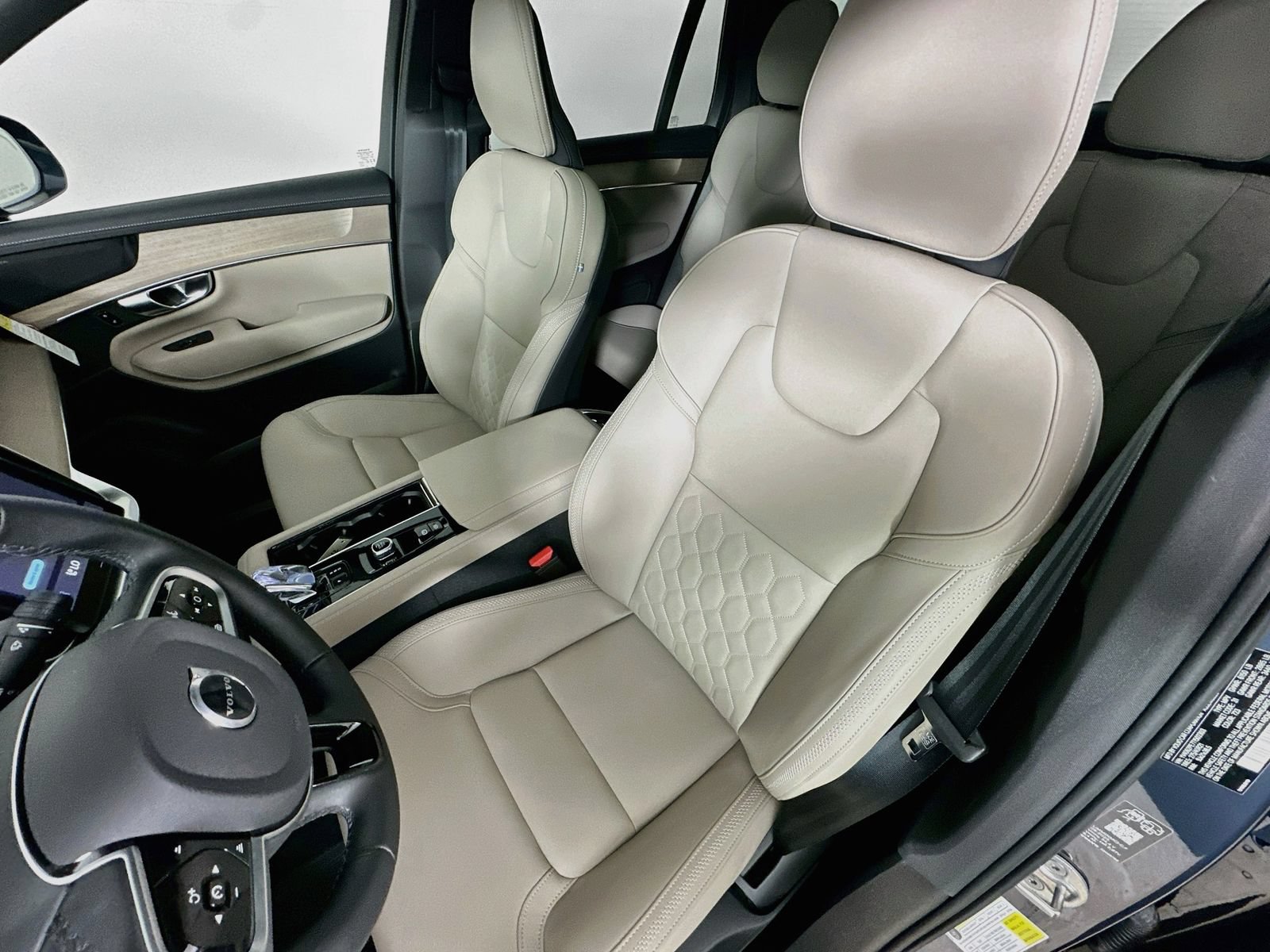 Used 2026 Volvo XC90 B6 Plus w/ Protection Package Premier AWD/4WD image 33