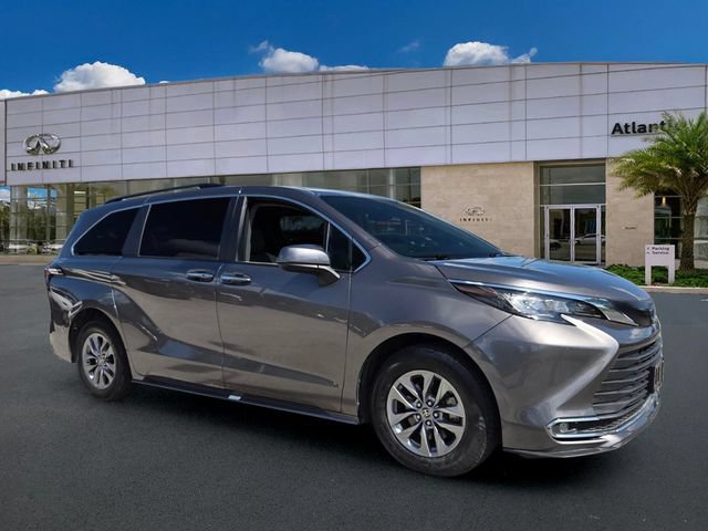 Used 2023 Toyota Sienna XLE FWD image 2