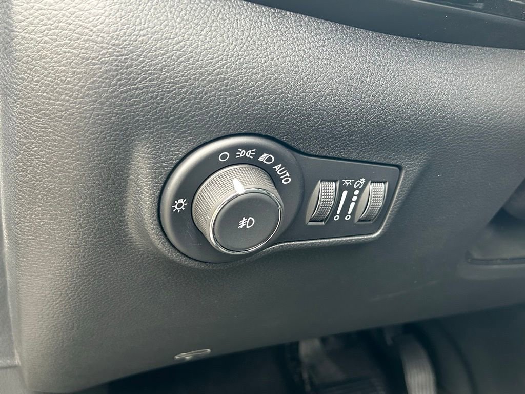 New 2025 Jeep Compass Latitude w/ Sun & Sound Group AWD/4WD image 44