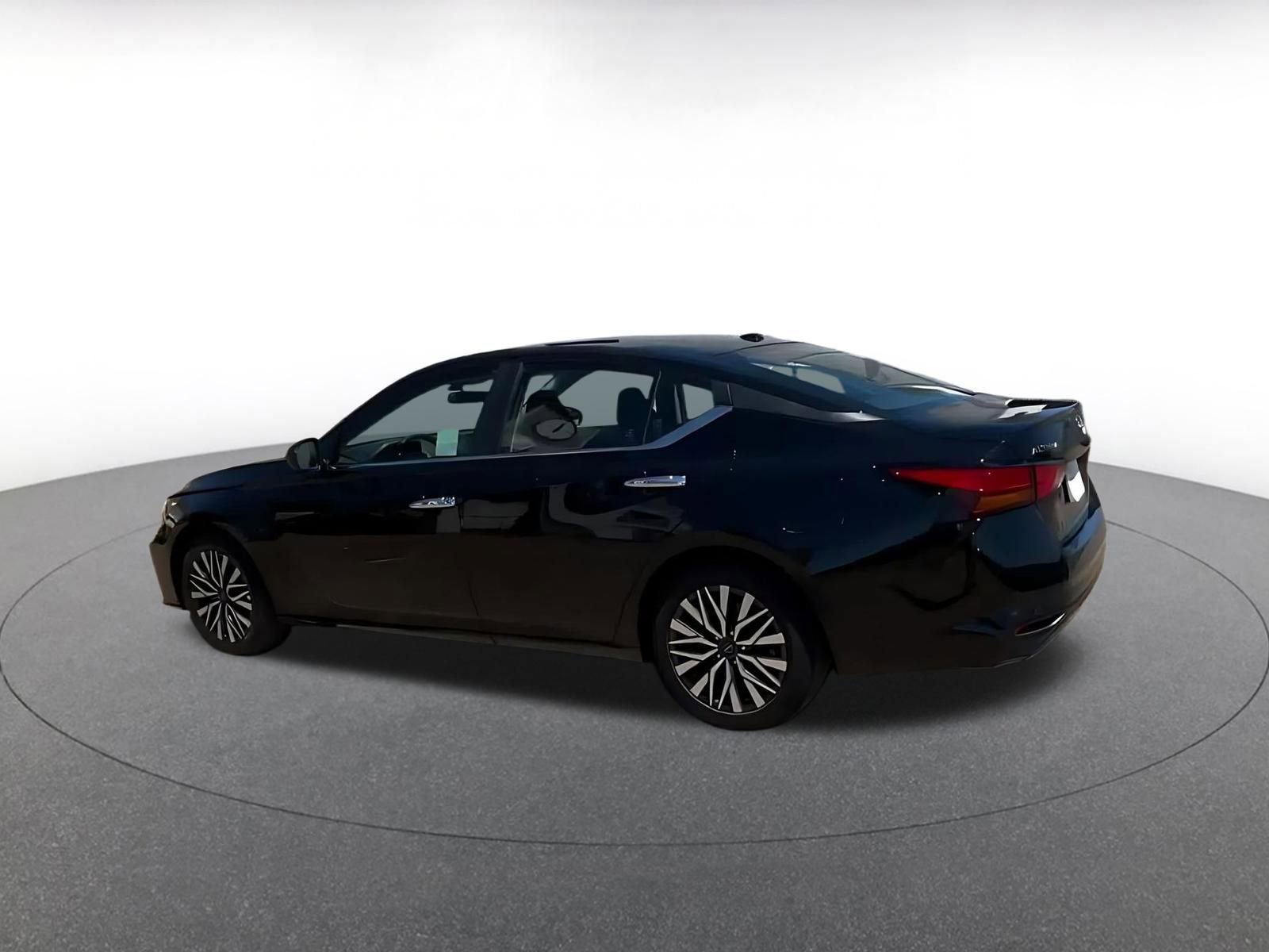 Used 2025 Nissan Altima 2.5 SV FWD image 10