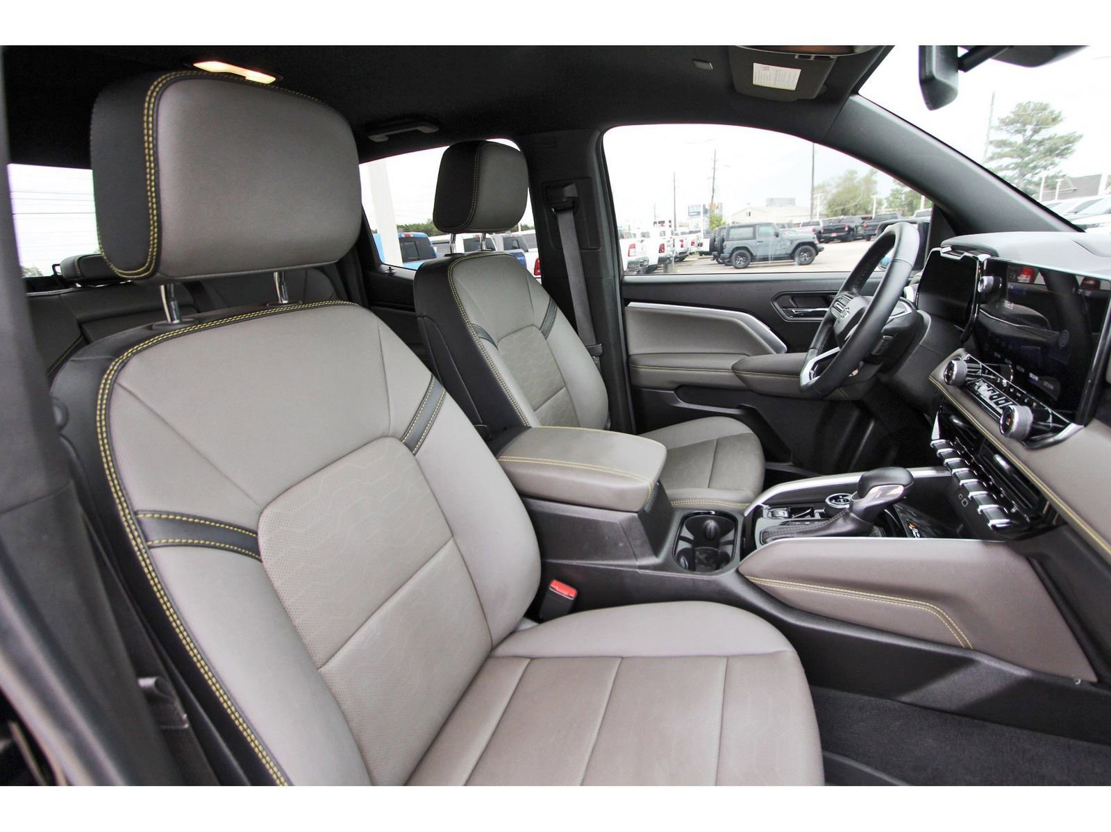Used 2025 Chevrolet Colorado ZR2 w/ Technology Package AWD/4WD image 27
