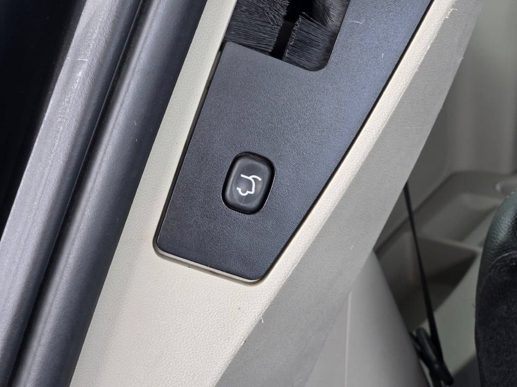Used 2014 Chrysler Town & Country Touring FWD image 12