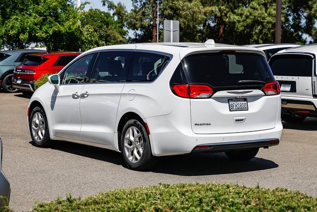 Used 2018 Chrysler Pacifica Touring Plus w/ Tire & Wheel Group FWD image 2