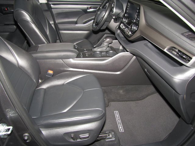 Used 2021 Toyota Highlander XLE image 22