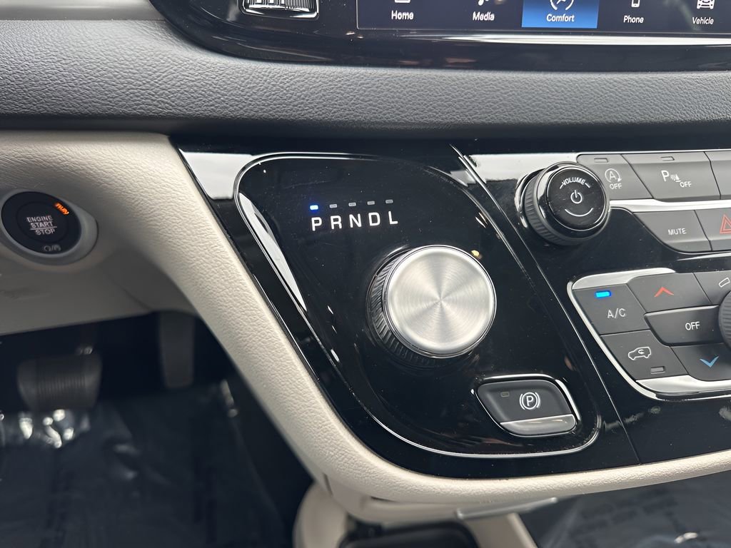 Used 2024 Chrysler Pacifica Touring-L image 19