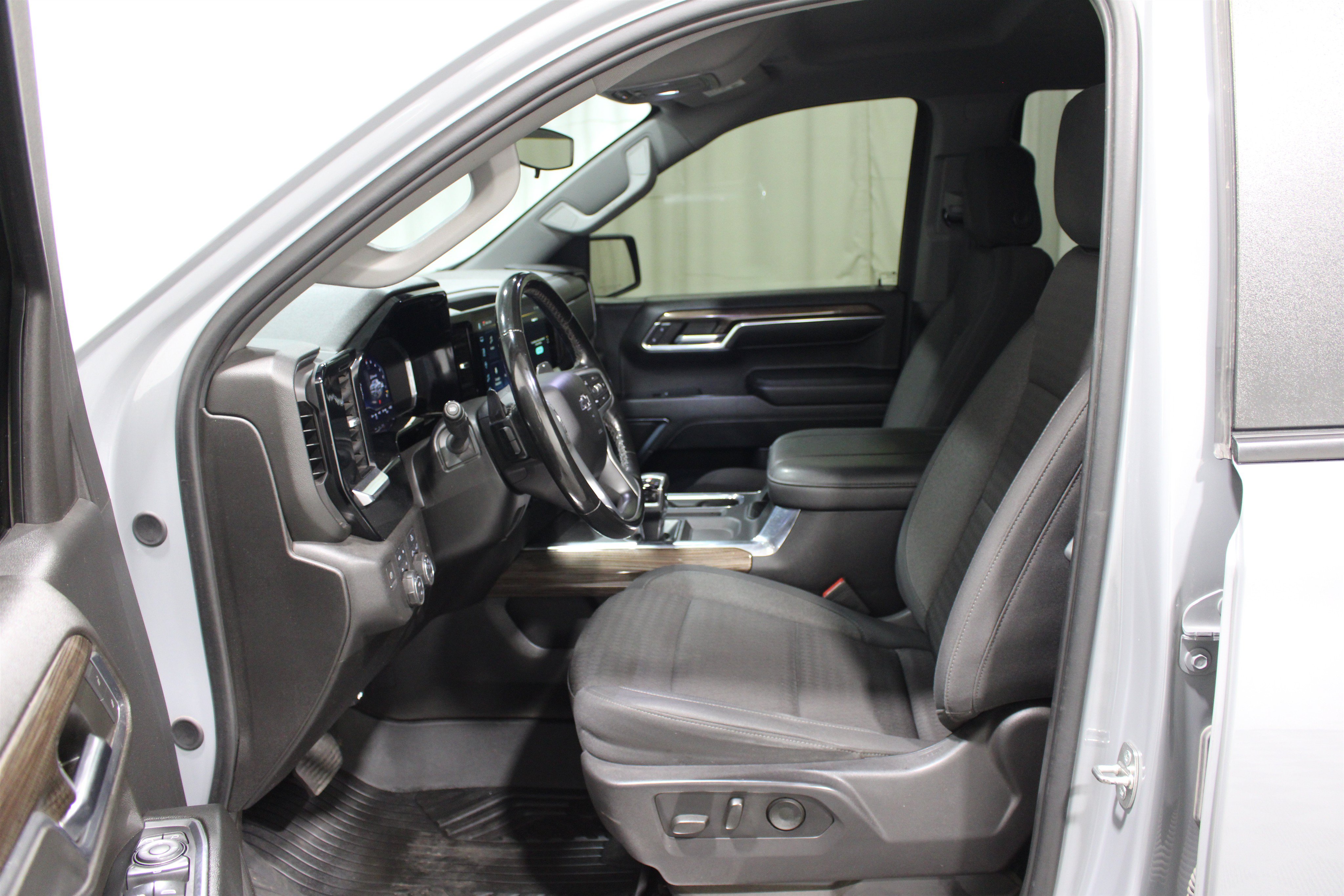Used 2024 Chevrolet Silverado 1500 RST AWD/4WD image 3