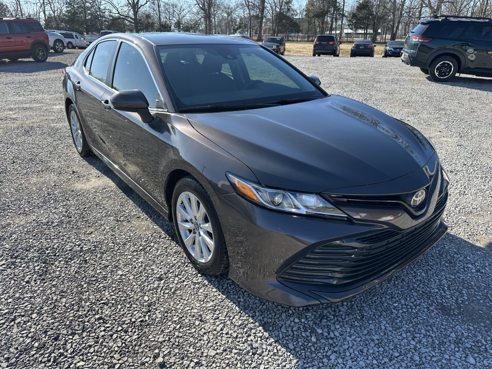 Used 2020 Toyota Camry LE image 3