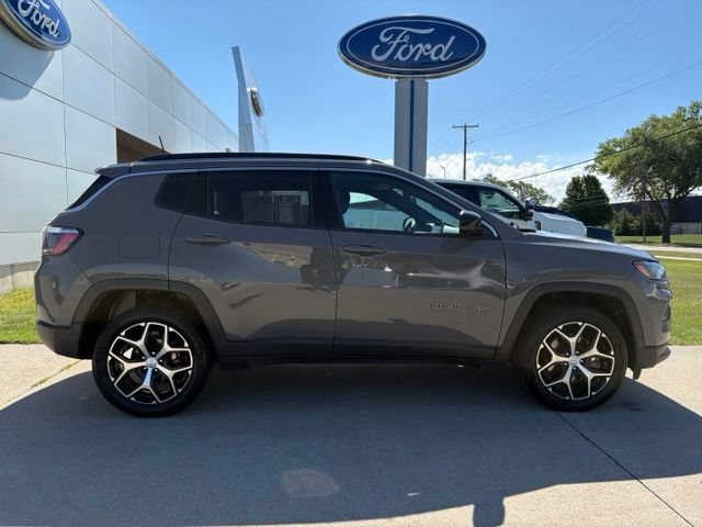 Used 2024 Jeep Compass Latitude AWD/4WD image 17