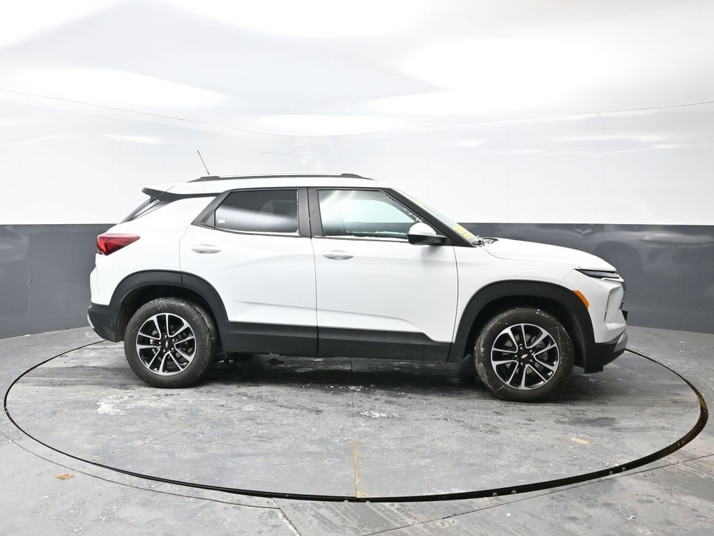 Used 2025 Chevrolet TrailBlazer LT w/ Driver Confidence Package image 4